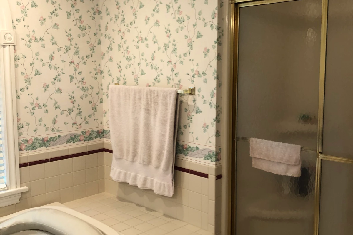 Dallas, PA bathroom before Perez DBR transformation